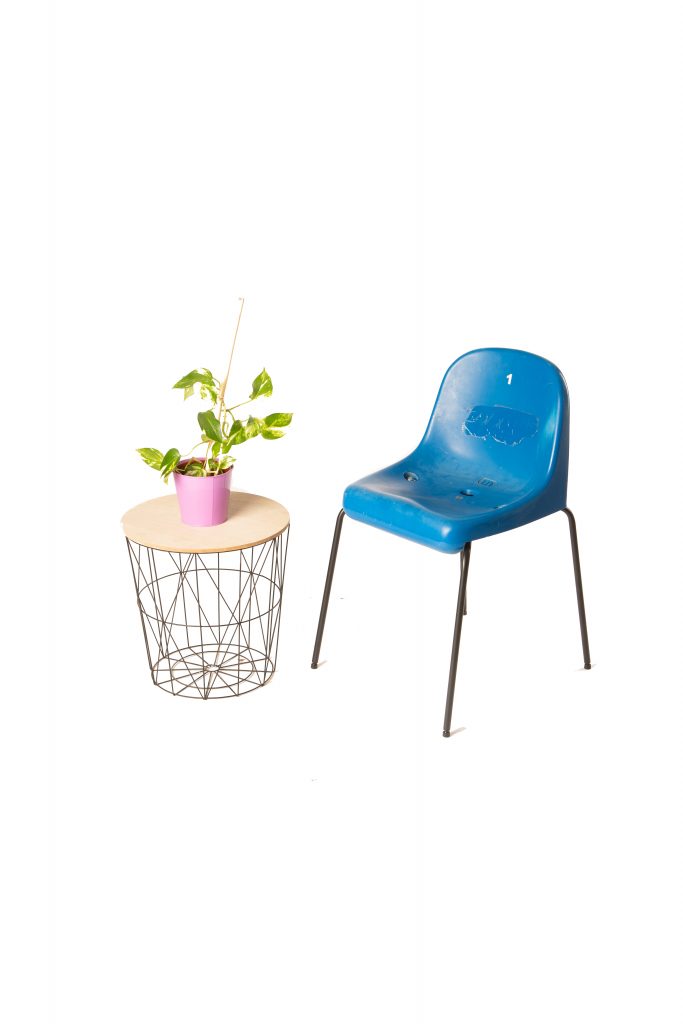 butaca azul junto con soporte tubutacadelcalderon